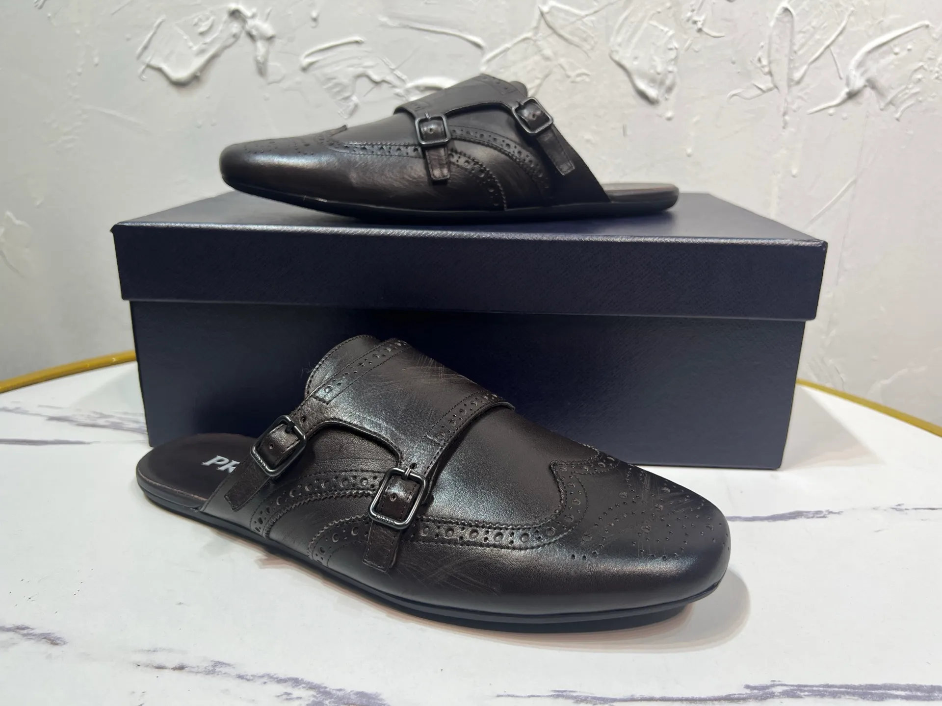 P780 prada derby2025 spring and autumn latest Prada slip-on retro men's Muleto shoes, Shuffle double-buckle Monk shoes, upper cowhide, lining and foot cowhide, rubber sole, black and brown 2-color original packaging Code number: 39-46
